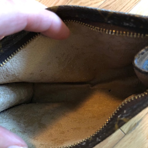Authentic Louis Vuitton small cosmetic case - Picture 3 of 3
